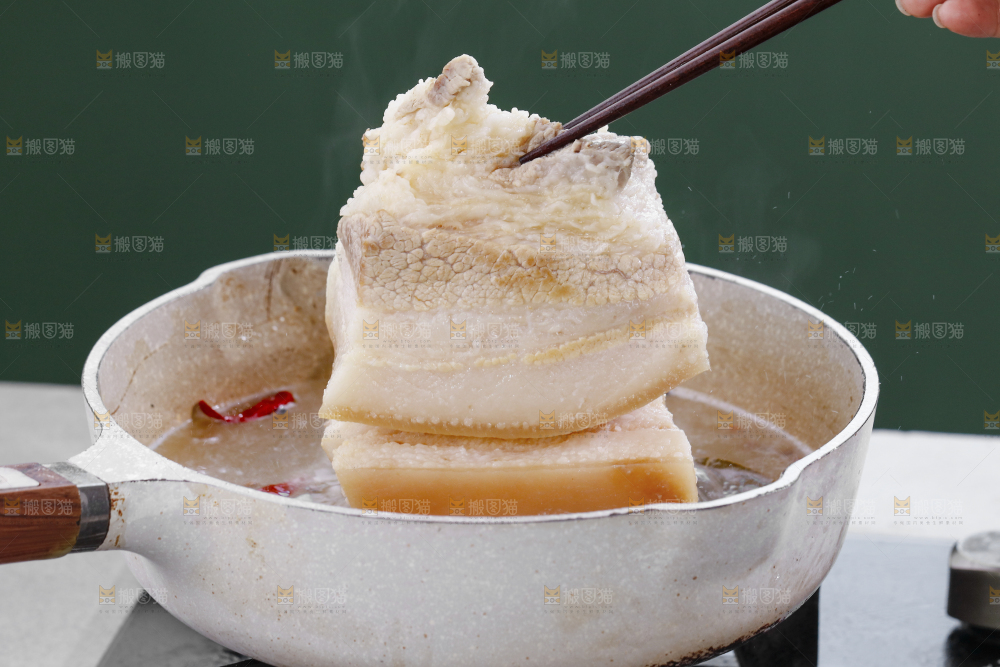 筷子上夹着五花肉