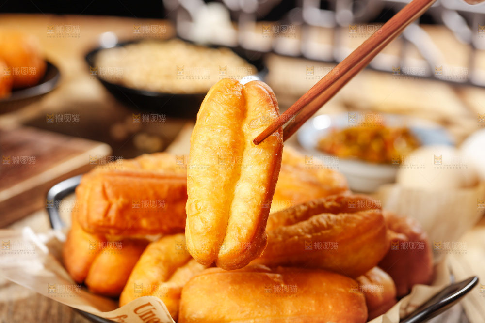 筷子上夹着小油条