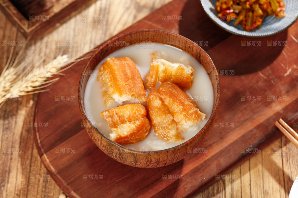 碗里的豆浆泡油条