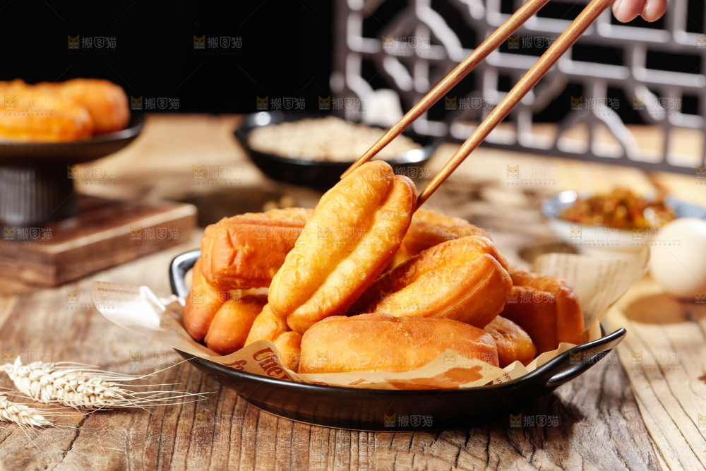 筷子上夹着小油条