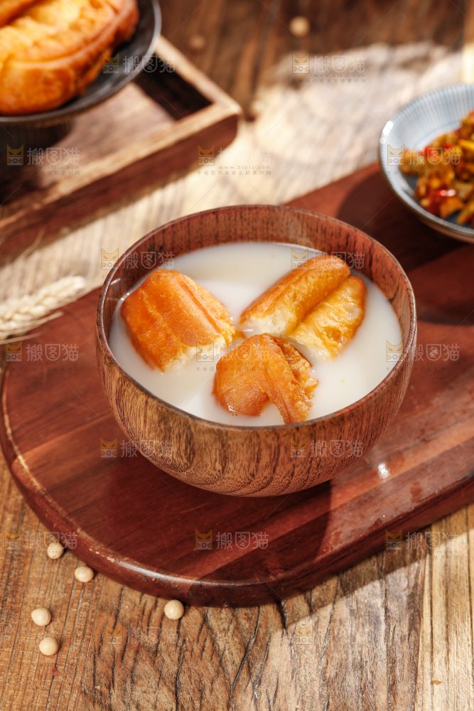 碗里的豆浆泡油条
