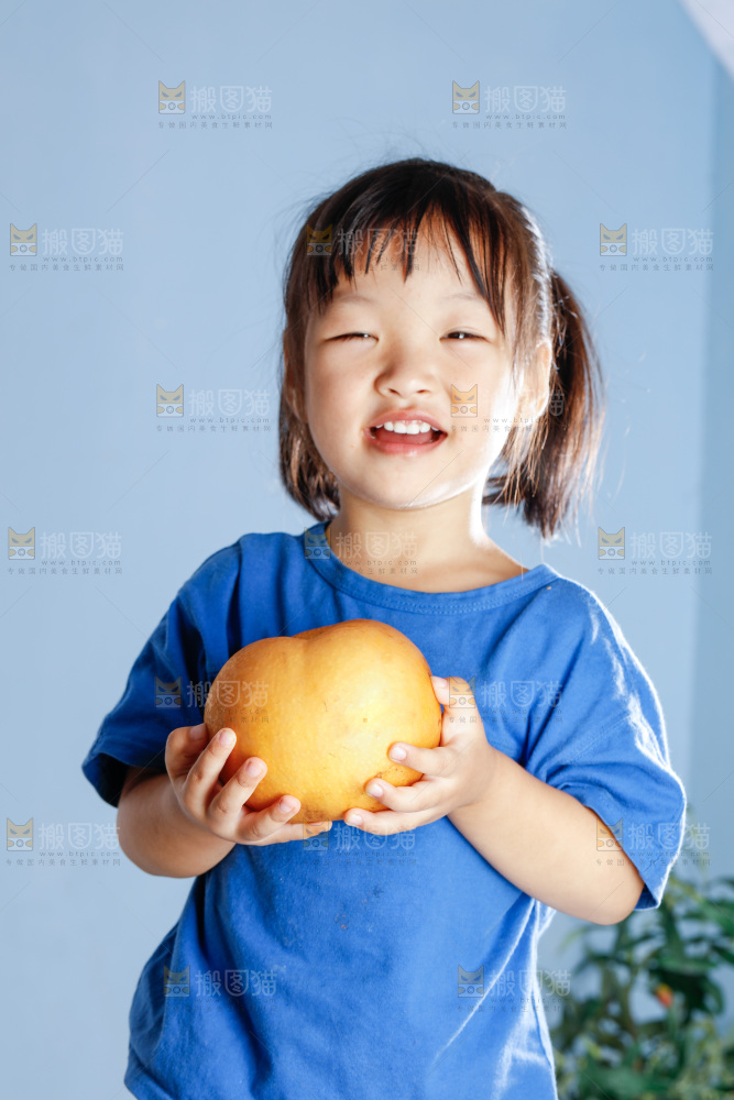 小孩拿着山东秋月梨
