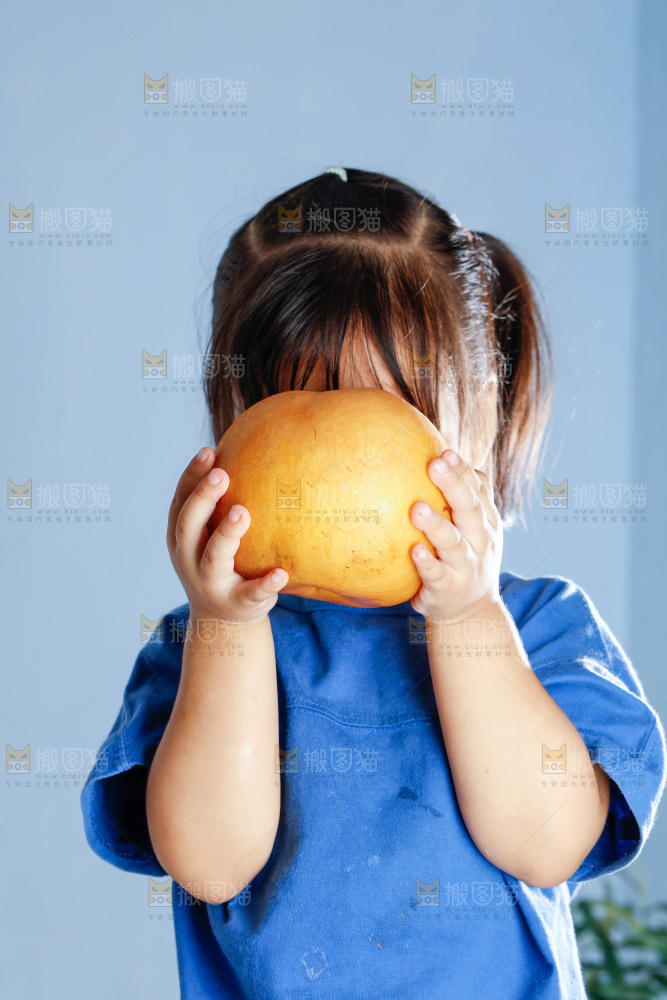小孩拿着山东秋月梨