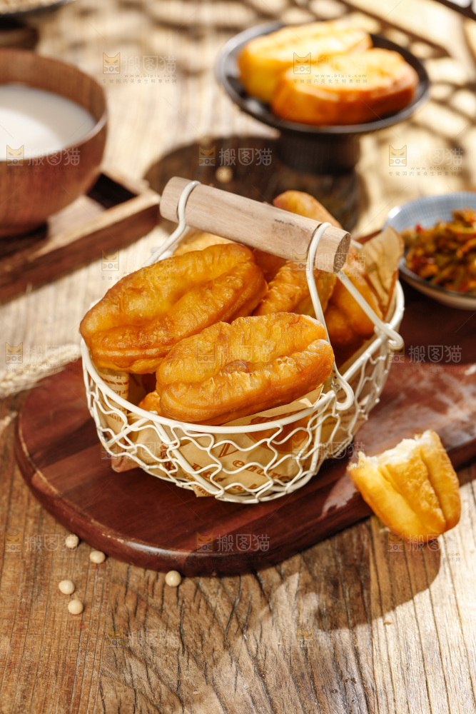木底上的一篮小油条
