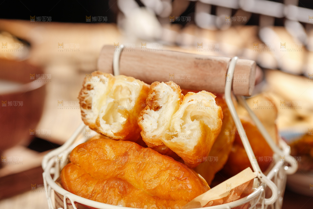 篮子里的香酥炸油条