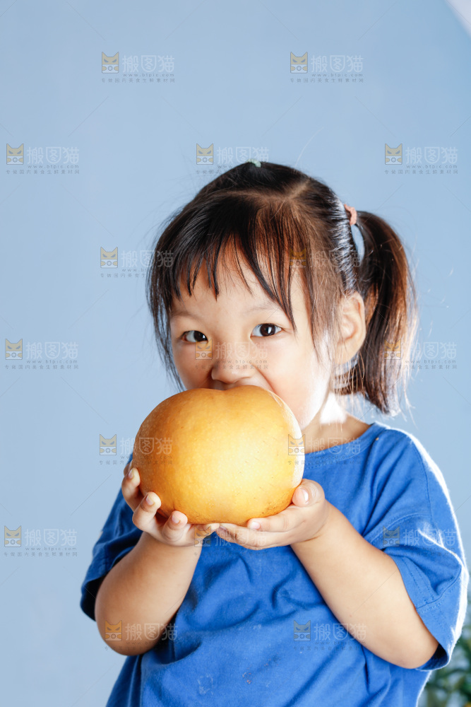 小孩拿着山东秋月梨