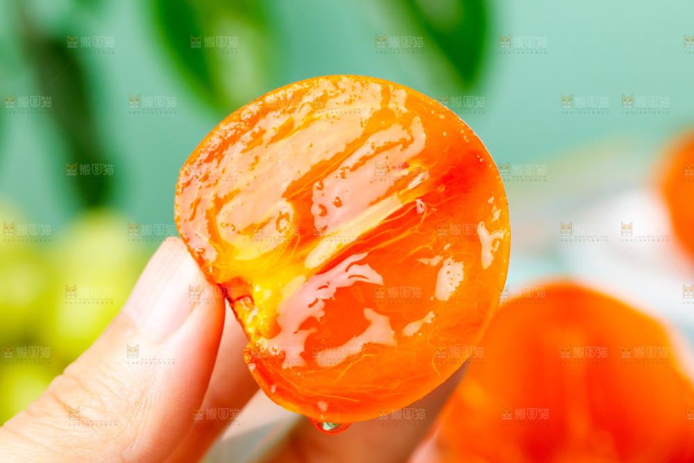 手里拿着软柿子