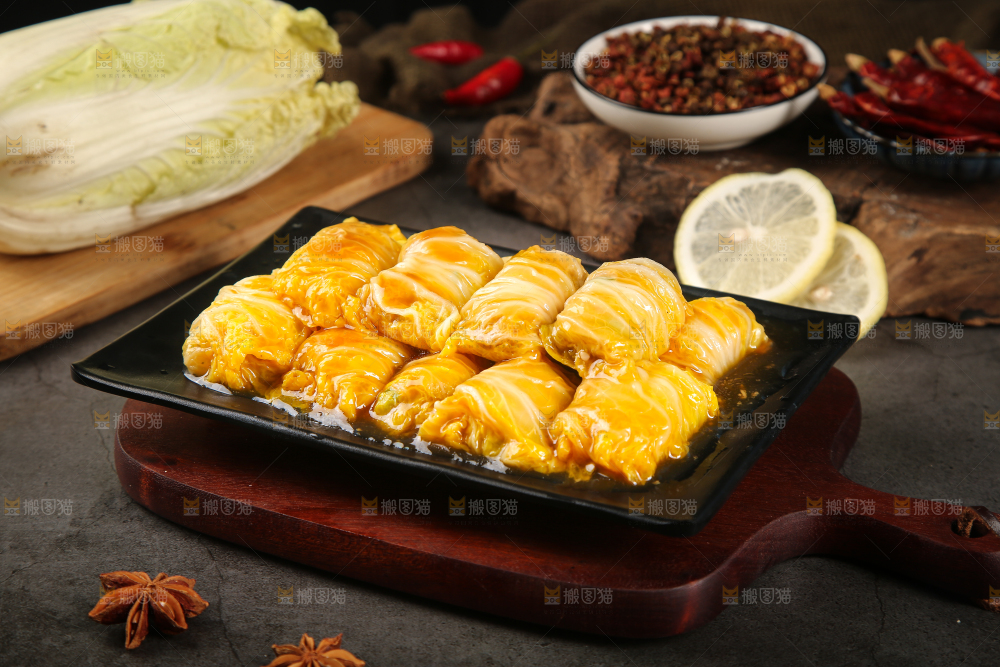 木板上放着一盘娃娃菜酿肉