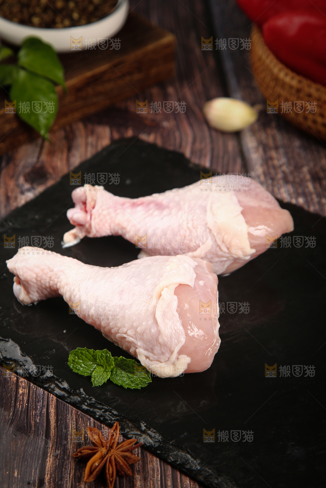 黑石底上放着新鲜鸡腿