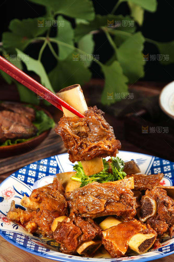 筷子上夹着红烧牛排骨