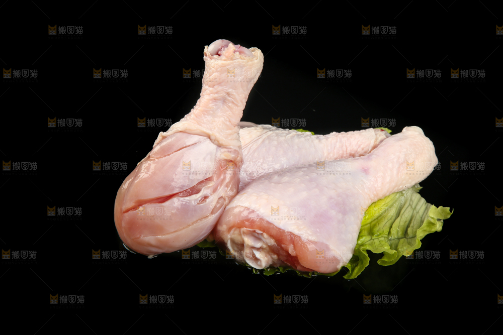 鸡腿肉放着黑底上