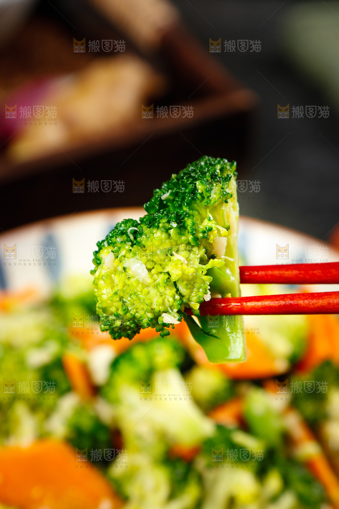 筷子上夹着西兰花