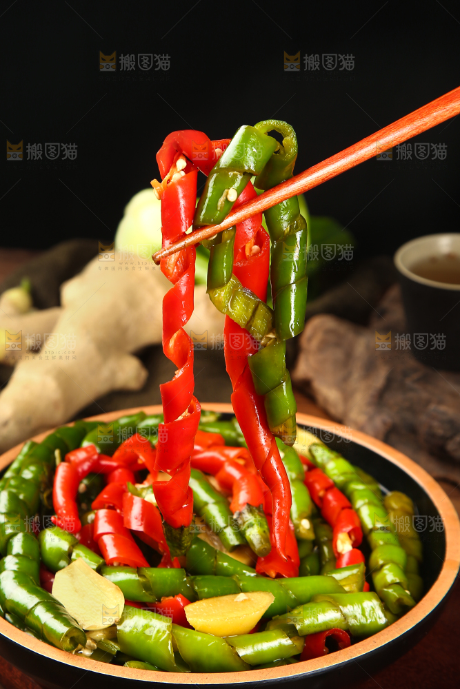 筷子上夹着辣椒