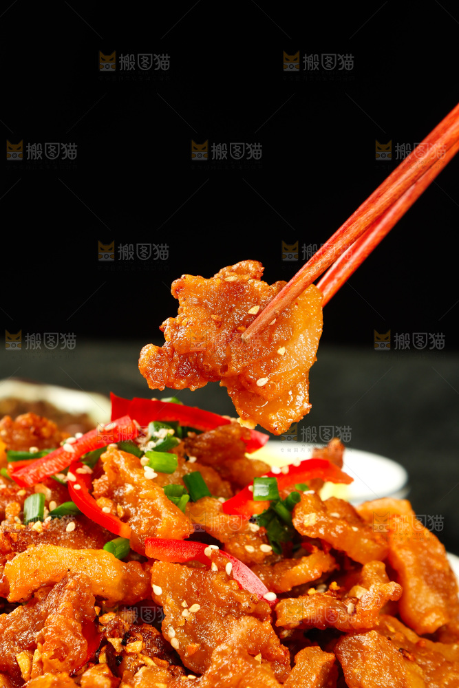 筷子上夹着酥肉
