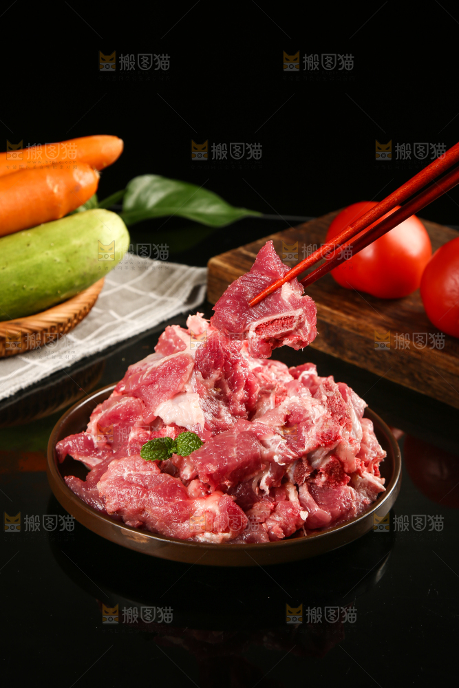 筷子上夹着排骨