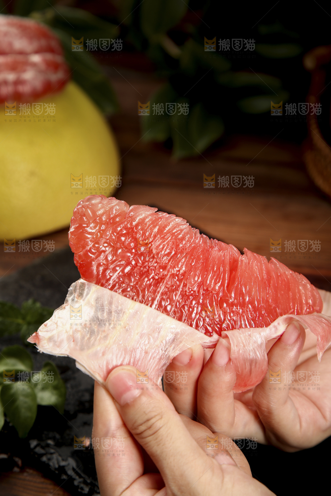 手里拿着红心柚