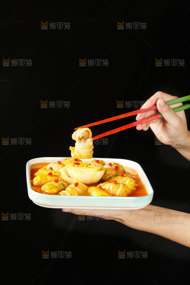 手里端着一盘娃娃菜酿肉