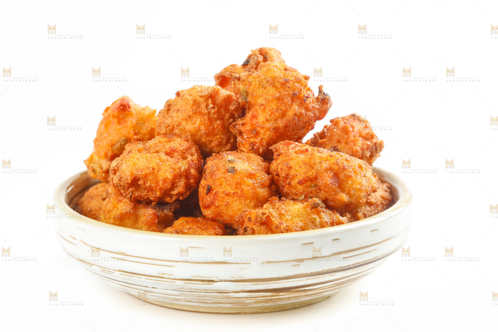 白底上放着一碗炸豆腐丸子