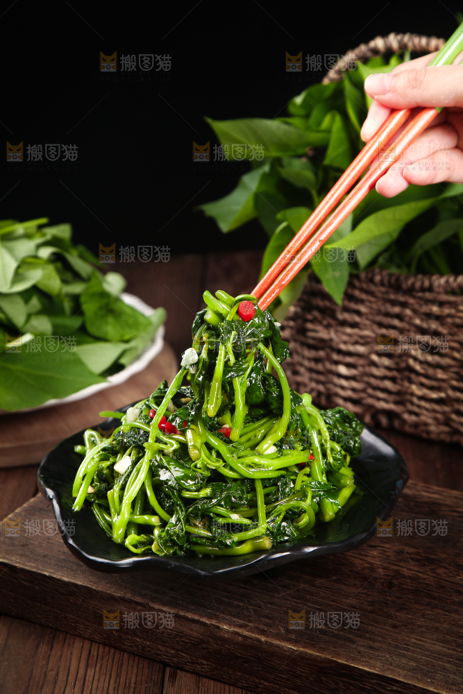 筷子上夹着素炒苕尖
