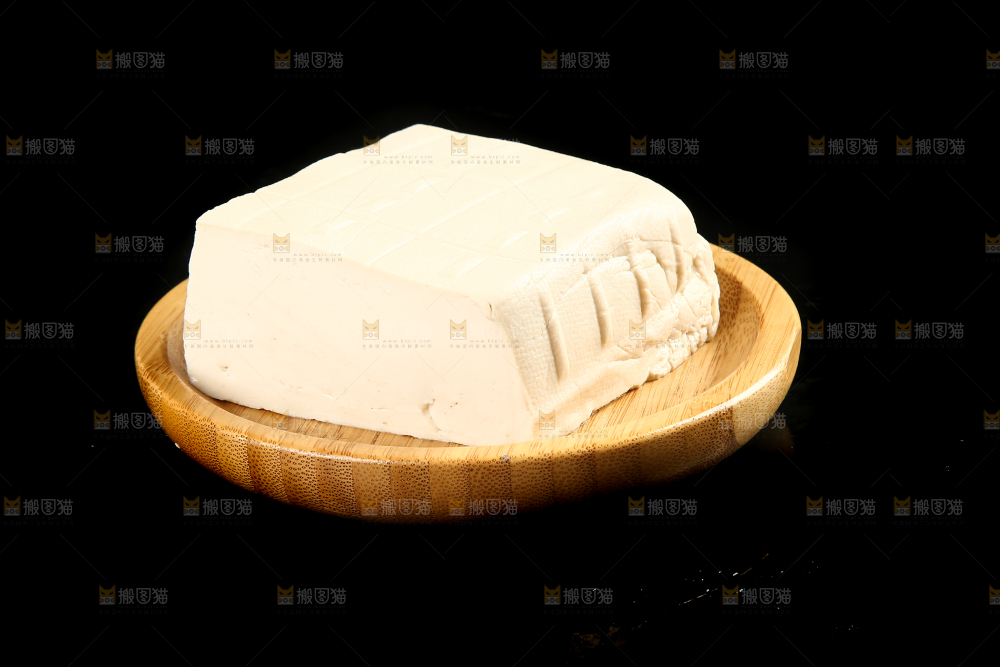 盘子里放着一块豆腐