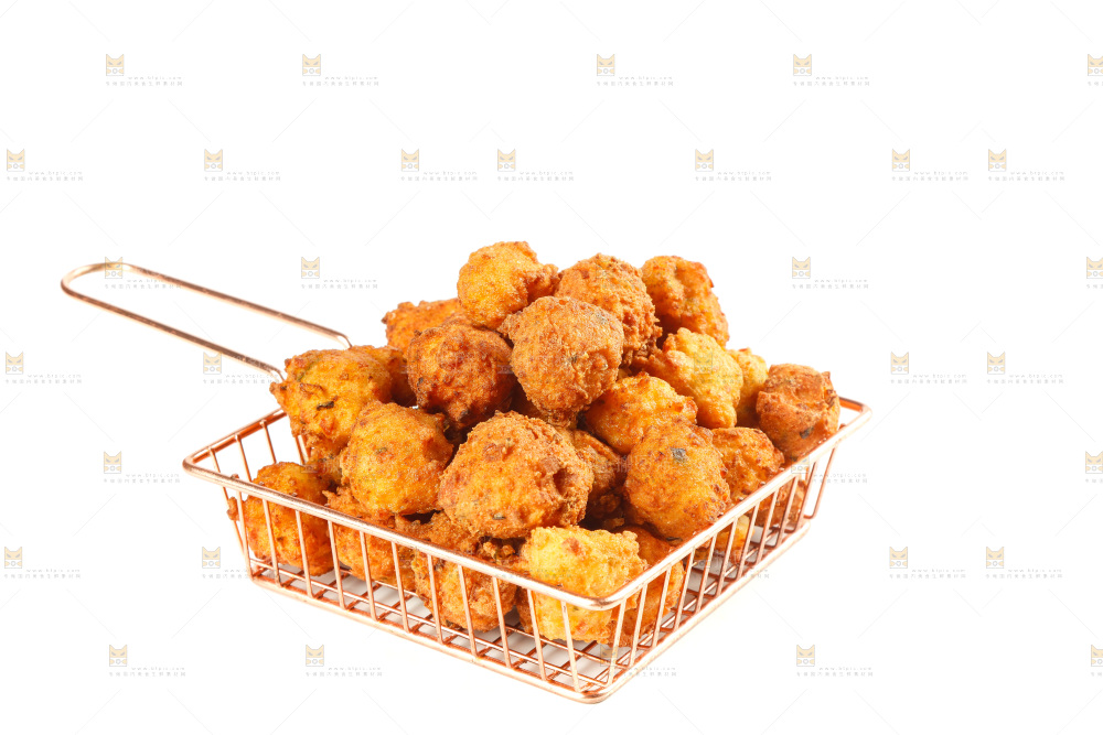 白底上篮子里的豆腐丸子