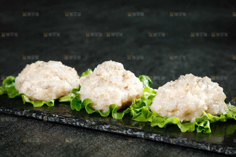 黑底上的摆放着手工虾滑