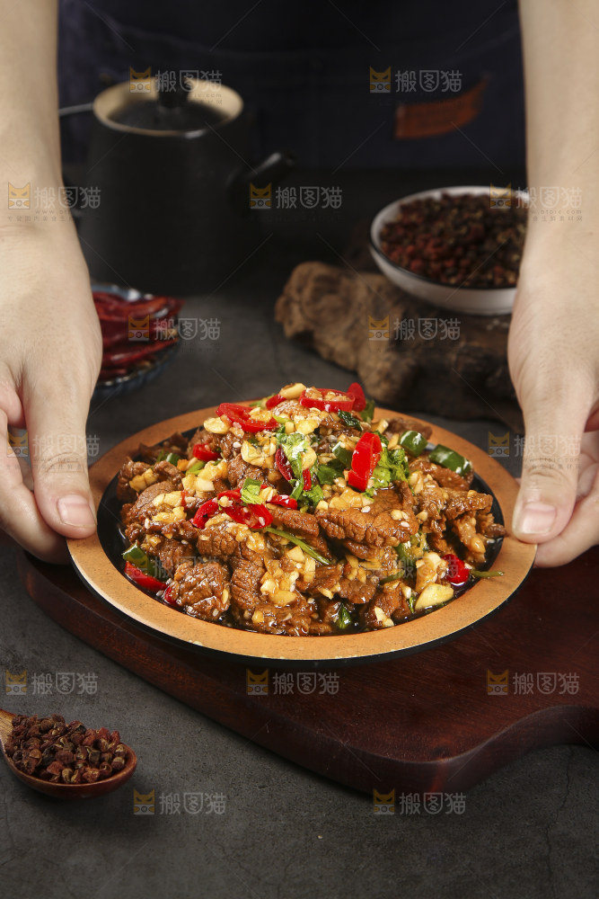 手里端着一盘凉拌酱牛肉