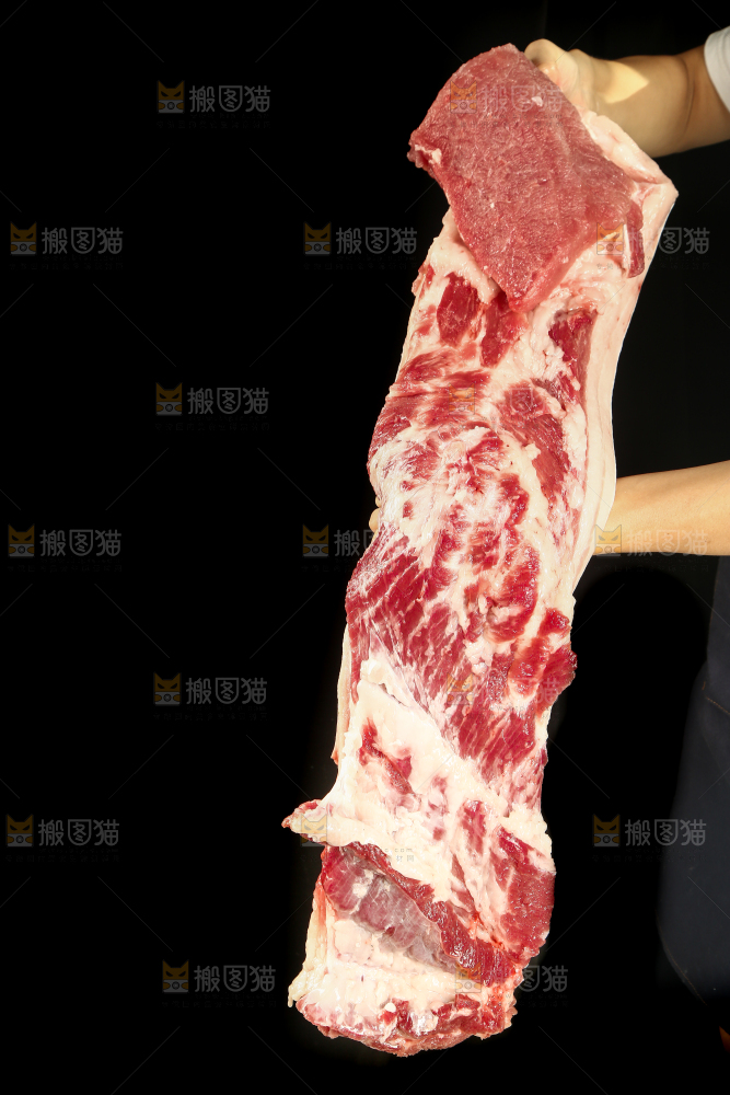 手里拿着新鲜猪肉