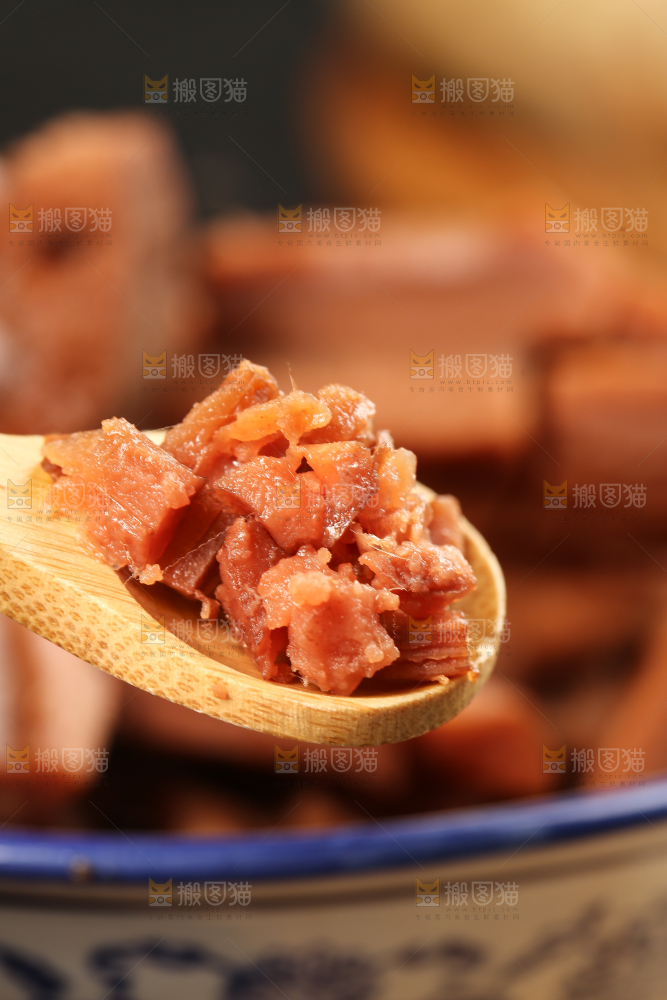 勺子上舀着湖北洪湖粉藕