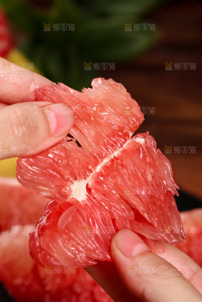 手里拿着红柚