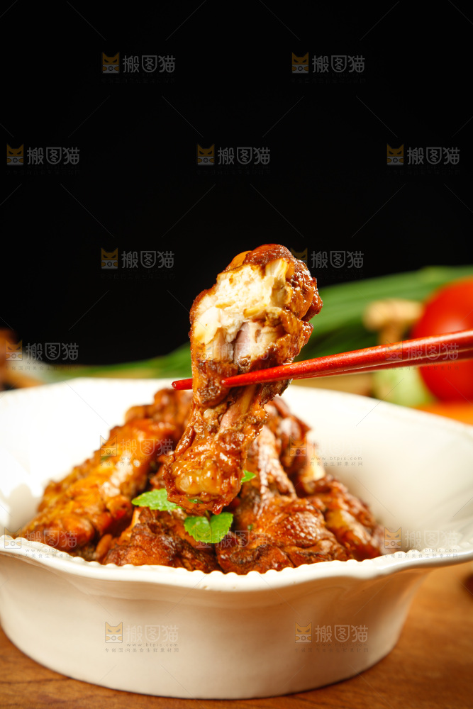 筷子上夹着红烧鸡腿