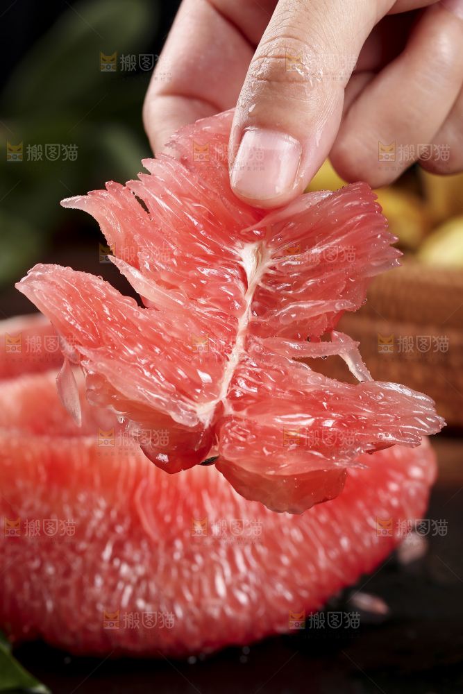 手里拿着红柚