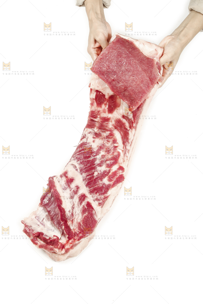 手里拿着新鲜猪肉