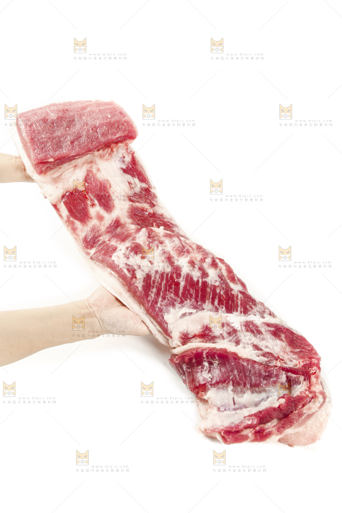 手里拿着新鲜猪肉