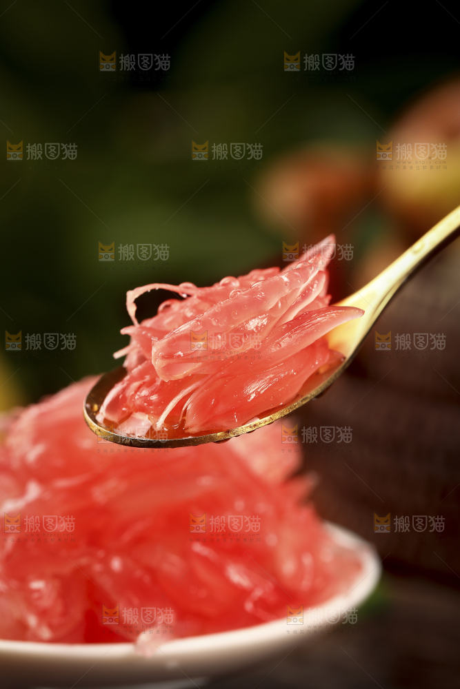 勺子上舀着红柚果粒