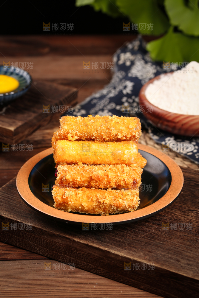 木底上放着一盘香酥紫薯条