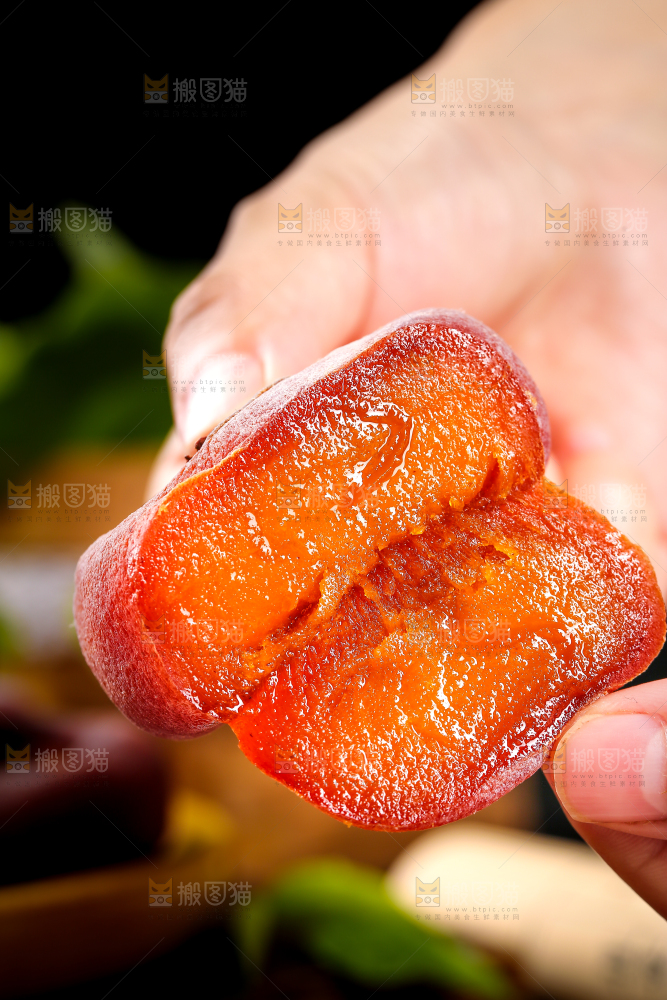 手里拿着流心柿饼