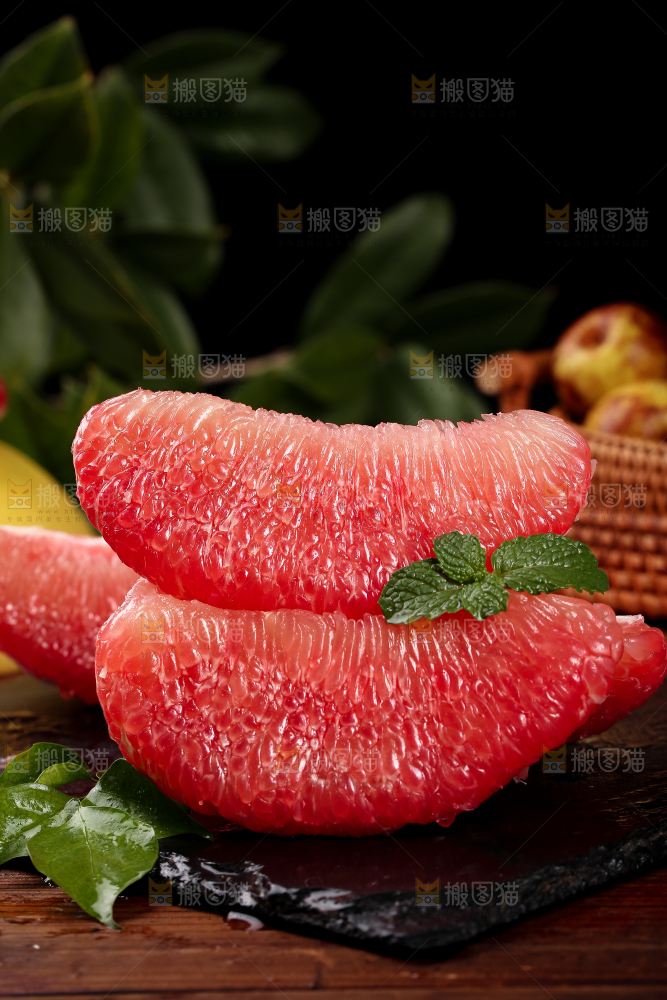 黑石底上摆放着红心蜜柚