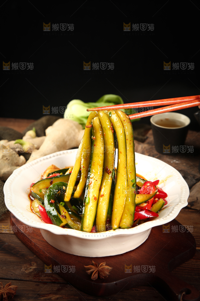 筷子上夹着腌制黄瓜条