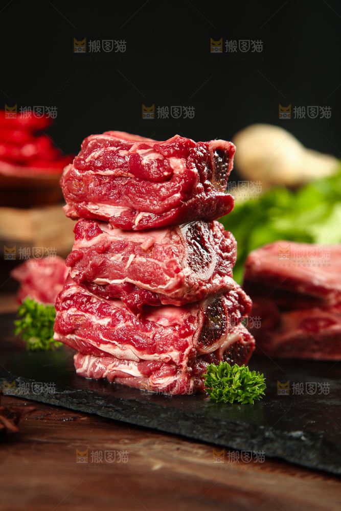 黑石板上摆放着黄牛牛排