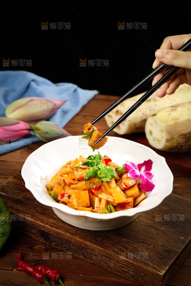 筷子上夹着藕丁
