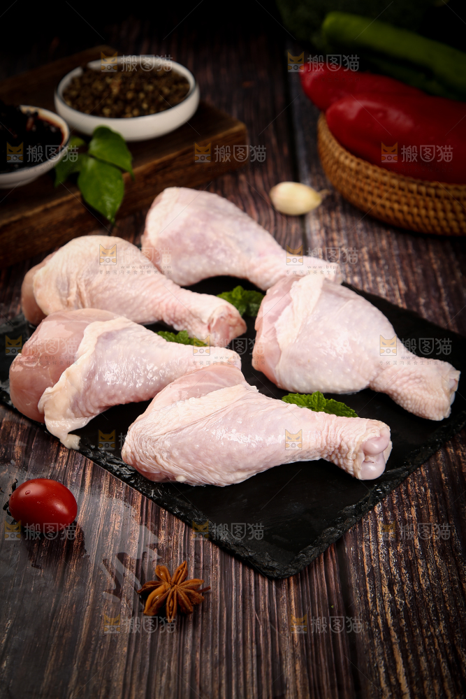黑石底上摆放着鸡大腿