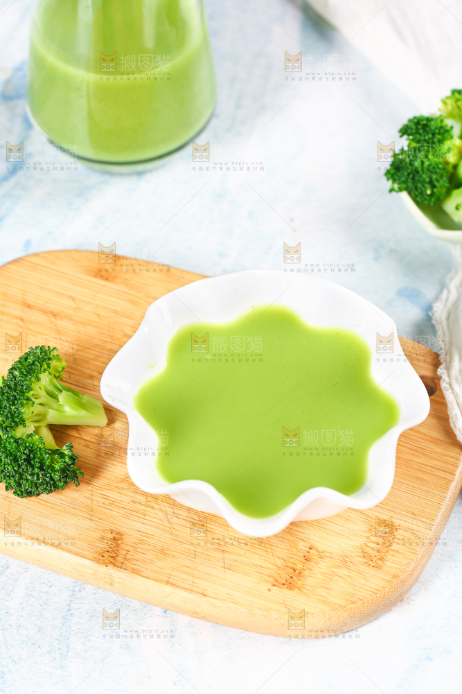木板上摆放着一碗西兰花泥