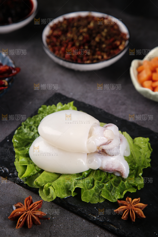 黑石板上的去皮去内脏墨鱼仔