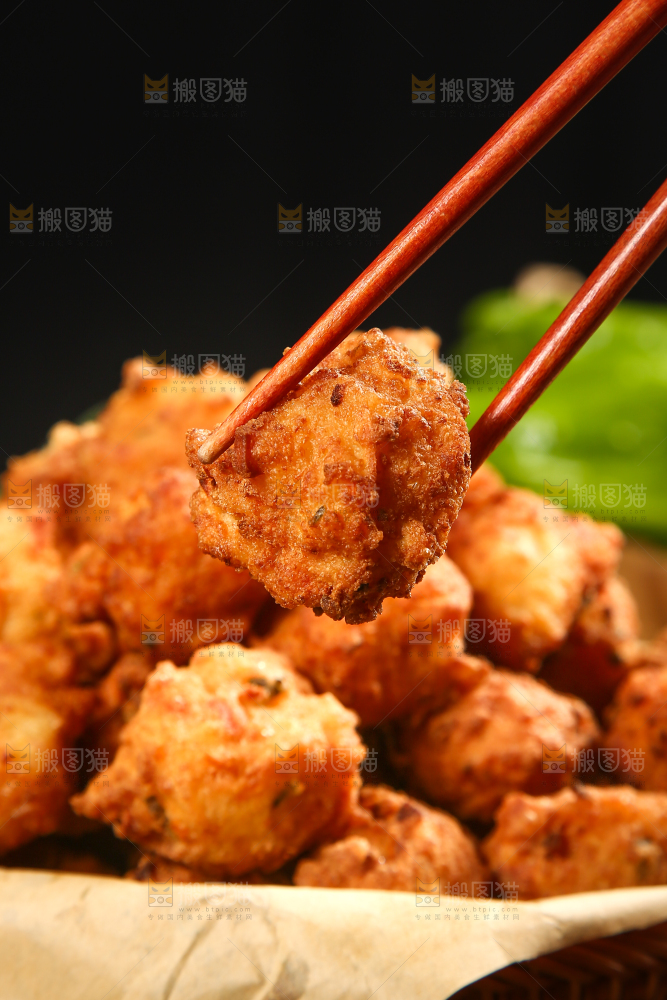 筷子上夹着豆腐丸子