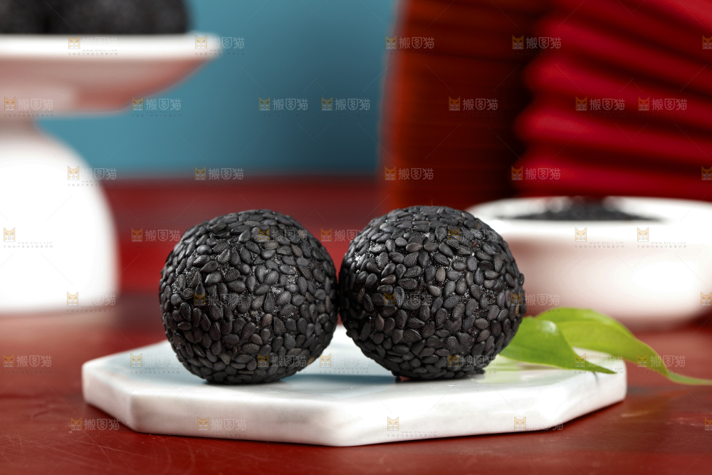 白石垫上的黑芝麻丸