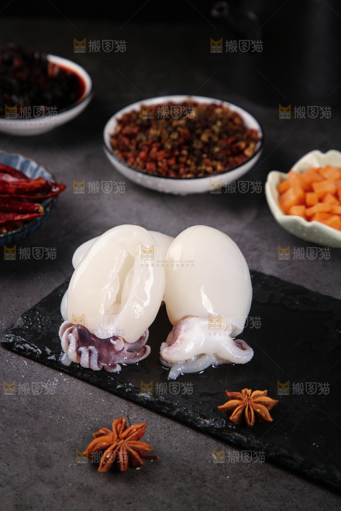 黑石板上的去皮去内脏墨鱼仔