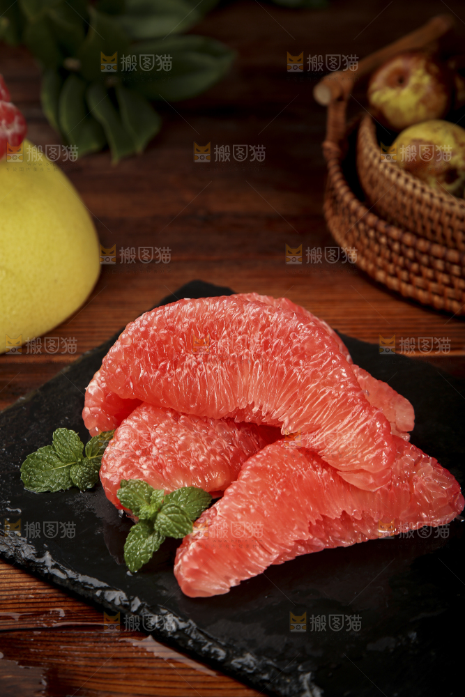 黑底上的福建红心蜜柚