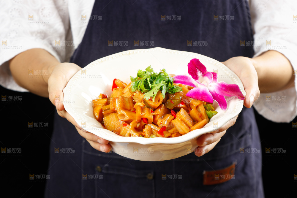 手里端着一盘香辣藕丁