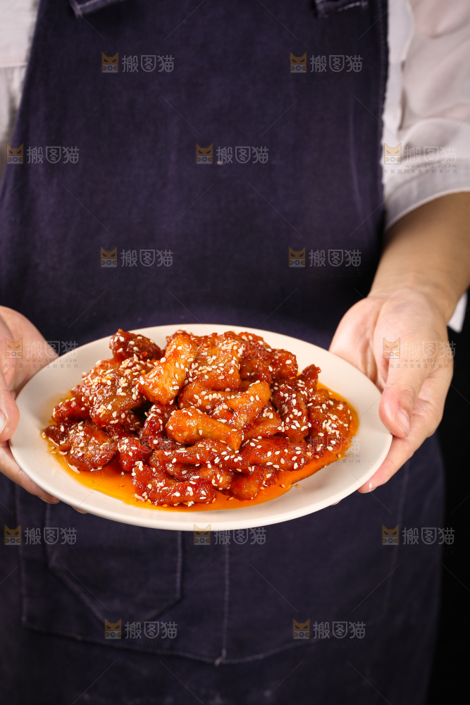 手上端着一盘糖醋里脊